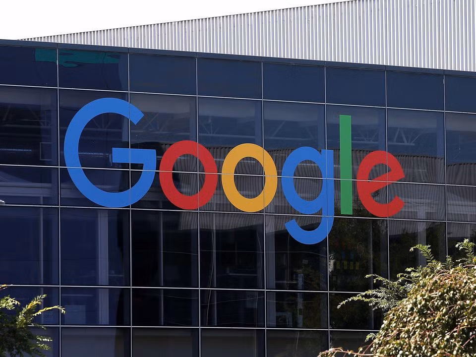 Google Tên gọi của Google được nghĩ ra trong một buổi học tại Đại học Stanford. Người đồng sáng lập Larry Page đã nảy ra ý tưởng về một website dẫn tới nguồn dữ liệu khổng lồ cho các sinh viên khác với một trong những tên gọi ban đầu là "googolplex". Tuy nhiên, sau khi một sinh viên đã phát âm sai và viết nhầm tên gọi này, Page đã đổi tên thành "Google".