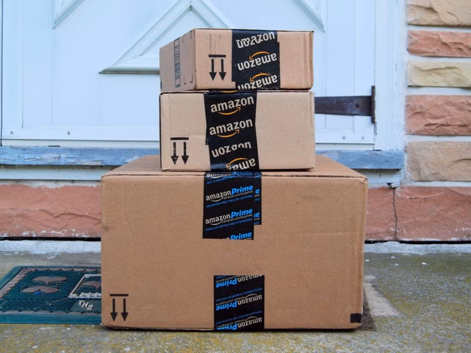 Amazon Khi Amazon ra đời năm 1995, người sáng lập Jeff Bezos có ý tưởng khác cho tên gọi của hãng này. Khi đó, Bezos muốn gọi cửa hàng sách trực tuyến của mình là Cadabra, theo tên một cuốn sách của Brad Stone về công ty. Tuy nhiên, sau đó, Bezos quyết định đổi thành Amazon theo tên của dòng sông lớn nhất thế giới và cũng đưa hình ảnh biểu trưng cho dòng sông vào logo đầu tiên của công ty.