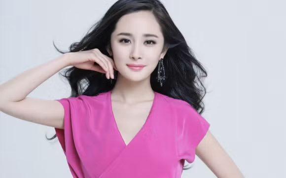 Trước đây, mỗi khi nhắc đến Dương Mịch ai nấy đều tỏ ra ngưỡng mộ nhan sắc xinh đẹp cũng như cuộc sống hạnh phúc, giàu có của cô.