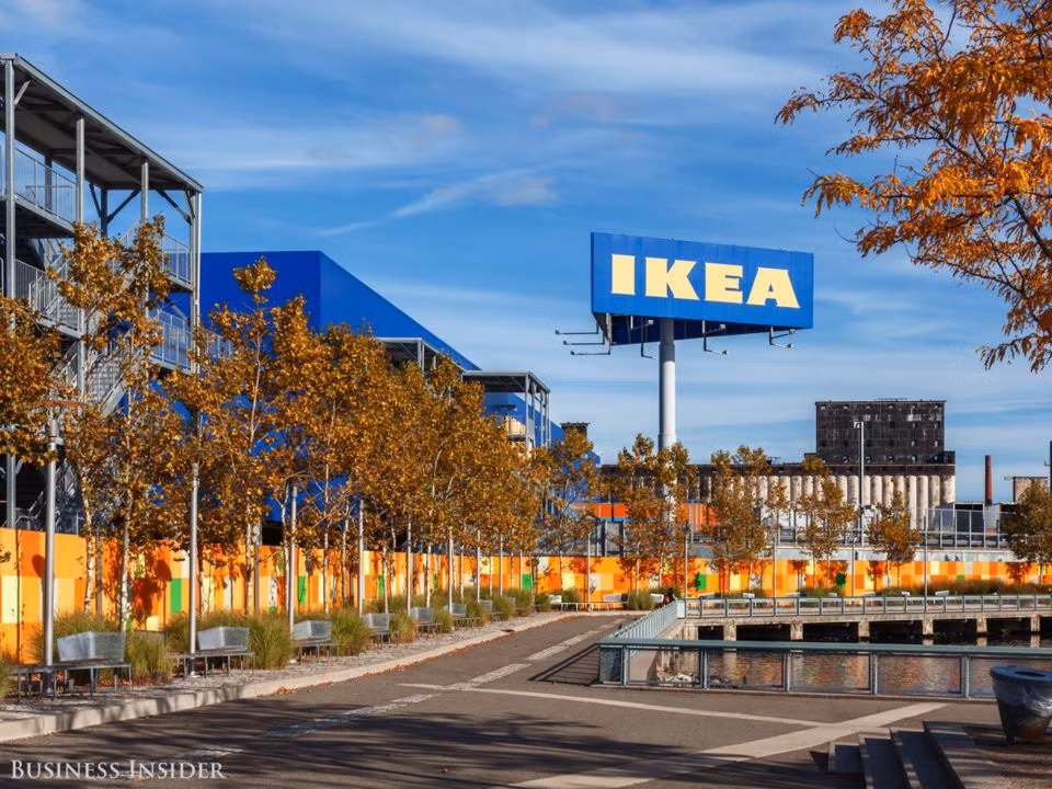 IKEA Nhà sáng lập của hãng nội thất IKEA - Ingvar Kamprad đã chọn cái tên này bằng cách kết hợp các chữ cái đầu trong tên mình, IK, với chữ cái đầu trong tên của trang trại và ngôi làng nơi ông lớn lên ở miền nam Thụy Điển: Elmtaryd và Agunnaryd.