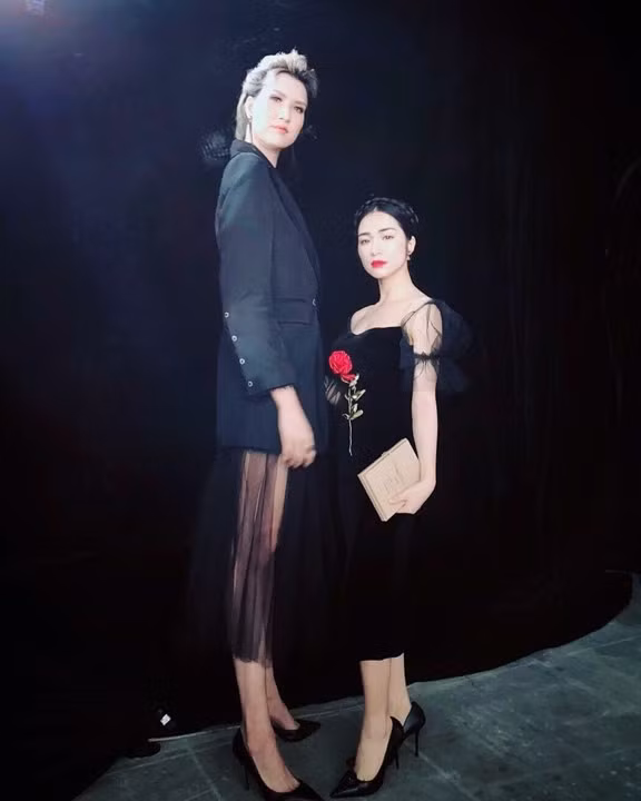Hòa Minzy trở thành "nạn nhân" khi chụp chung hình với người mẫu Hồng Xuân. 