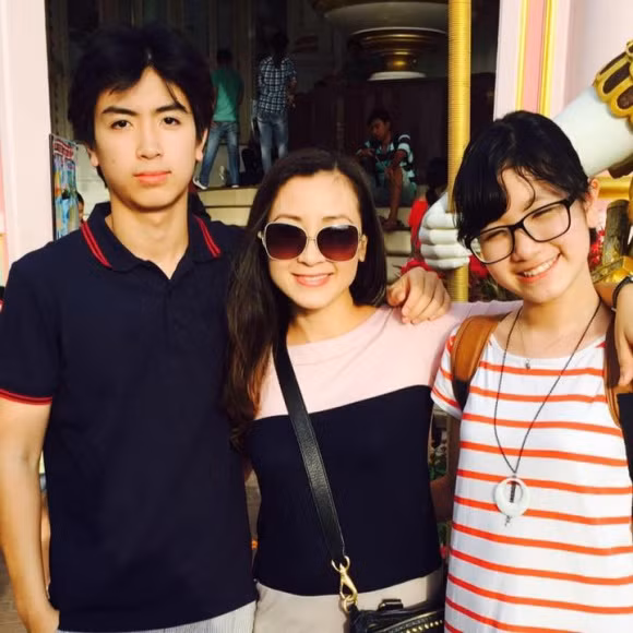 Đến hiện tại, cô đã sống ở TP Hồ Chí Minh hơn mười năm. Các con riêng của diễn viên Khánh Huyền đã lớn khôn nhưng nhan sắc của nữ diễn viên này vẫn xinh đẹp mặn mà.