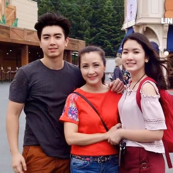 Hai người con của Khánh Hiền với chồng đầu giờ đã lớn khôn, ngoan ngoãn và học giỏi.