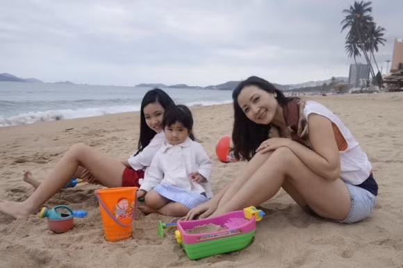 Vào những năm cuối của thập niên 90, Khánh Huyền là gương mặt đắt giá của rất nhiều bộ phim truyền hình. Cho đến bây giờ, khán giả vẫn nhớ như in những vai diễn gắn liền với người phụ nữ có gương mặt xinh xắn, dịu hiền và đôi mắt ướt chứa chất nỗi u buồn khó hiểu mà Khánh Huyền từng đảm nhận. Sự đổ vỡ của cuộc hôn nhân đầu sau khi đã có 1 con trai tên Minh Quân, 1 con gái là Khánh Vy đã khiến Khánh Huyền vô cùng đau đớn, bị stress nặng. "Chúng tôi chia tay vì có nhân sinh quan quá khác nhau. Đó là lý do mấu chốt. Hai con người có thể có môi trường lớn lên, sở thích hay công việc khác nhau, nhưng phải có nhân sinh quan giống nhau thì mới sống được với nhau.