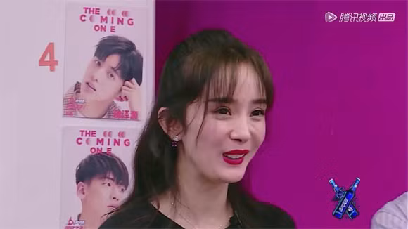 Mới đây, show truyền hình Dương Mịch tham gia được phát sóng khiến nhiều người phải bất ngờ. Trong các khoảnh khắc, cô lộ gương mặt thô cứng, già nua, biểu cảm gượng gạo. Ở góc nghiêng, nữ diễn viên Dương Mịch cho thấy cằm nhọn thiếu tự nhiên. Hầu hết công chúng cho rằng, Dương Mịch lạm dụng botox làm cho dung nhan ngày một đi xuống.
