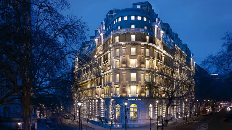 Corinthia: Tòa nhà lộng lẫy xây dựng năm 1885 này đã được tân trang và chuyển đổi thành nơi nghỉ dưỡng tồn tại đến ngày nay bởi hệ thống khách sạn Corinthia. Corinthia trông hiện đại và xa hoa, nhưng các yếu tố của tòa nhà Victoria vẫn còn hiển hiện, đặc biệt là trong các phòng chung và nhà hàng. Các phòng và dãy phòng của khách sạn khá rộng rãi và đơn giản nhưng đầy phong cách. Ngoài một số nhà hàng và quán bar cao cấp, khách sạn còn có ESPA Life, khu spa lớn nhất London.
