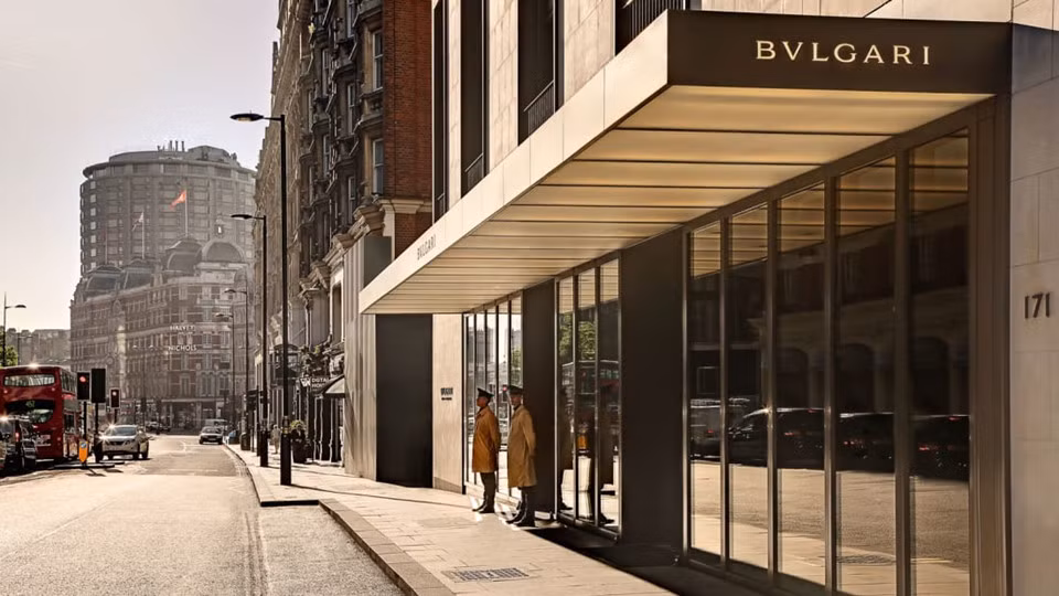 Bvlgari: Vẻ huy hoàng của khách sạn Bvlgari phản ánh di sản và tài nghệ của những thợ kim hoàn và thợ bạc nổi tiếng người Italy. Cách công viên Hyde vài phút di chuyển, khách sạn quyến rũ của thị trấn Knightsbridge sở hữu không gian nghỉ dưỡng lớn nhất thủ đô London. Bvlgari sở hữu sáu tầng dưới và chín tầng trên mặt đất – là không gian cho 85 căn phòng rộng rãi. Bvlgari có nhiều phòng nối với nhau cùng nhiều tiện ích như: hồ bơi, rạp chiếu phim, PlayStations, Xbox và rất nhiều trò chơi khác. Các tiện nghi khác bao gồm khu spa Bvlgari, trải rộng trên hai tầng nhà, dưới lòng đất sâu và cung cấp một loạt các liệu pháp làm đẹp, chăm sóc sức khỏe và spa.