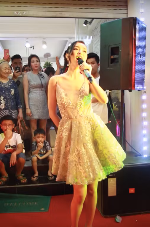 Tuy nhiên, chẳng những không tự ti về vòng 1 phẳng lì, Bích Phương lại rất hay khoe và tự nhận “vòng 1 lép mà sang”.