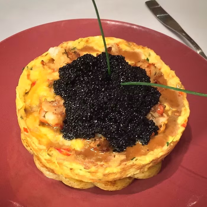 5.Trứng rán tôm hùm Frittata Lobster Đây được xem là một trong những món ăn đắt nhất thế giới. Nếu tới nhà hàng Le Parker Meridien ở New York, bạn sẽ có cơ hội thưởng thức trứng rán tôm hùm Frittata Lobster. Món ăn này có nguyên liệu bao gồm 300g trứng cá muối Sefruga, 6 quả trứng, tôm hùm nguyên con, lá hẹ và kem tươi.