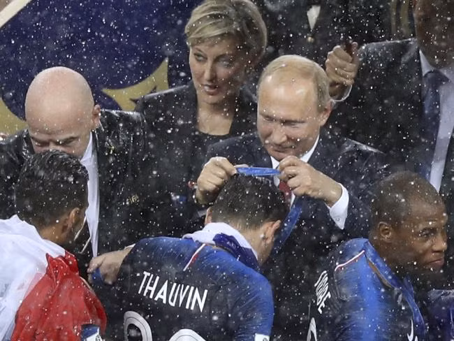 Người phụ nữ bí ẩn đứng ngay sau ông Putin và Chủ tịch FIFA.