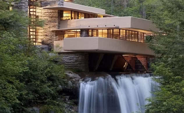 Được hoàn thành vào năm 1938, Fallingwater xuất hiện trên trang bìa tạp chí Time. New York Times, Newsweek, U.SNews &amp; World Report… đánh giá đây là một trong top 10 công trình vĩ đại nhất của kiến trúc Mỹ, Fallingwater còn chính thức được bình chọn là “công trình lịch sử cấp quốc gia” vào năm 1966. Gần đầy nhất, theo bảng khảo sát năm 2007 của Viện Kiến trúc Mỹ, tác phẩm độc đáo này còn được xếp vào danh sách 20 công trình kiến trúc được yêu thích nhất mọi thời đại.