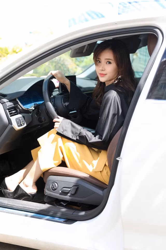Thu nhập từ nhiều công việc giúp cho cô có một cuộc sống sung túc, có nhà riêng, xe đẹp.
