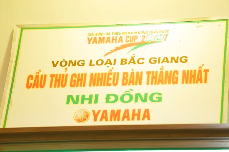 Đây là bằng khen được trao cho Nguyễn Quang Hải từ khi cậu ấy còn là một cầu thủ nhí.