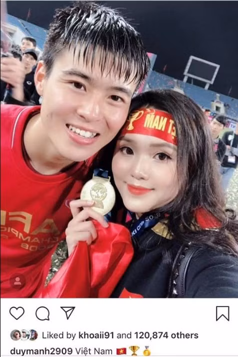 Trong khi đó, Quỳnh Anh sở hữu vẻ đẹp trẻ trung, tươi sáng.