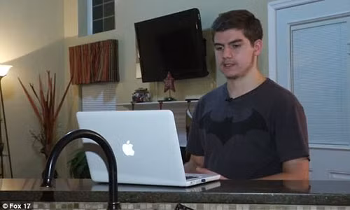 Tyler Barney là người đầu tiên công bố việc Apple làm chậm iPhone cũ. Ảnh: Tennessean. Tyler Barney là người đầu tiên công bố việc Apple làm chậm iPhone cũ. Ảnh: Tennessean.