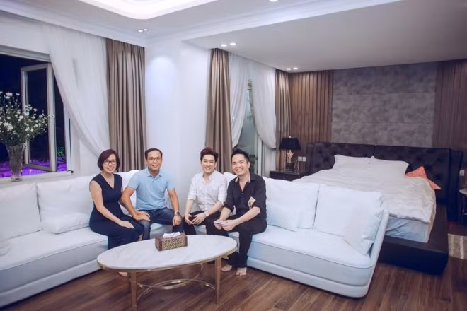 Quang Hà và anh trai Quang Cường tất bật đón tiếp khách tới thăm.