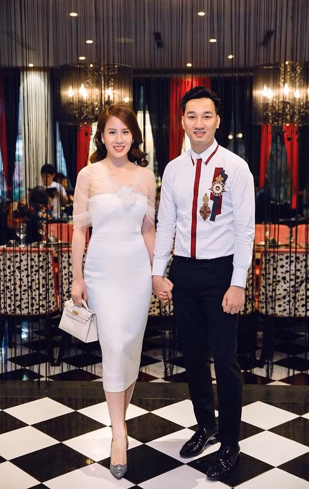 MC Thành Trung tặng quà "khủng" khẳng định vợ xinh đẹp thích đến 99%.