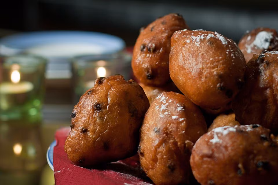 9.Hà Lan Thức ăn bao gồm hai phần chính: bánh táo chiên và bánh Olie bollen. Đây là món ăn truyền thống của người Hà Lan, chúng mang đến may mắn, những điều tốt lành vào những ngày đầu năm, bởi vì chúng được nhúng và lăn tròn trong một hình tròn hoàn chỉnh tượng trưng cho một năm trọn vẹn. Cả hai đều được chiên, bao phủ bởi đường và được bọc trong trái cây.