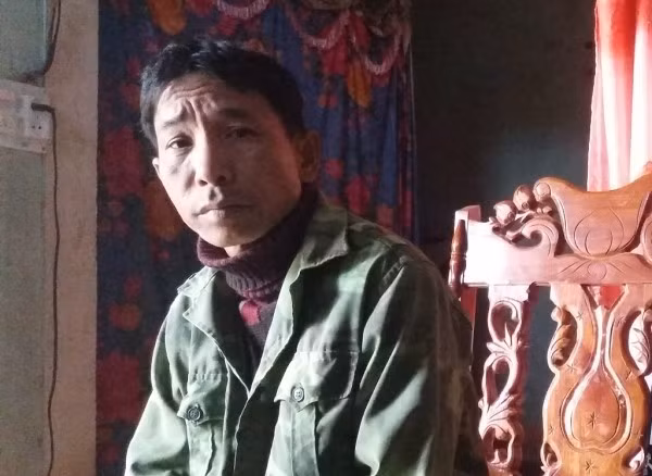 Vợ chồng anh Việt lo lắng cho sự an toàn của con.