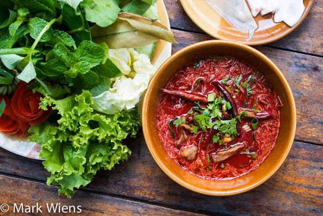 8. Tiết canh Tiết canh là món ăn kinh dị thách thức bất kỳ du khách nào. Nó được làm từ máu của động vật như gà, vịt, heo sau đó trộn với đậu phộng, rau răm, thịt vụn...