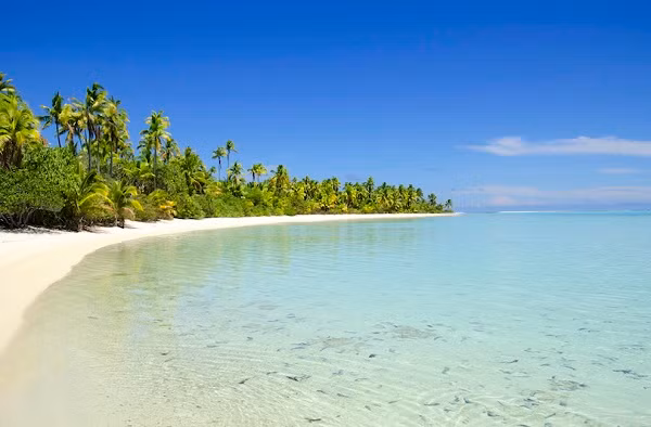 4. Aitutaki Atoll Đảo san hô Aitutaki gồm có một số hòn đảo núi lửa và san hô xung quanh đầm phá hình tam giác. Nơi đây giống như một bức tranh bích họa với những cây cọ nhỏ, nước biển xanh ngọc, san hô, cá nhiệt đới và bầu trời xanh. Sự thu hút phổ biến nhất là Tapuaetai (One Foot Island), một hòn đảo nhỏ ở phía đông nam đầm phá. Tapuaetai là một trong 10 bãi biển tuyệt vời nhất trên thế giới.