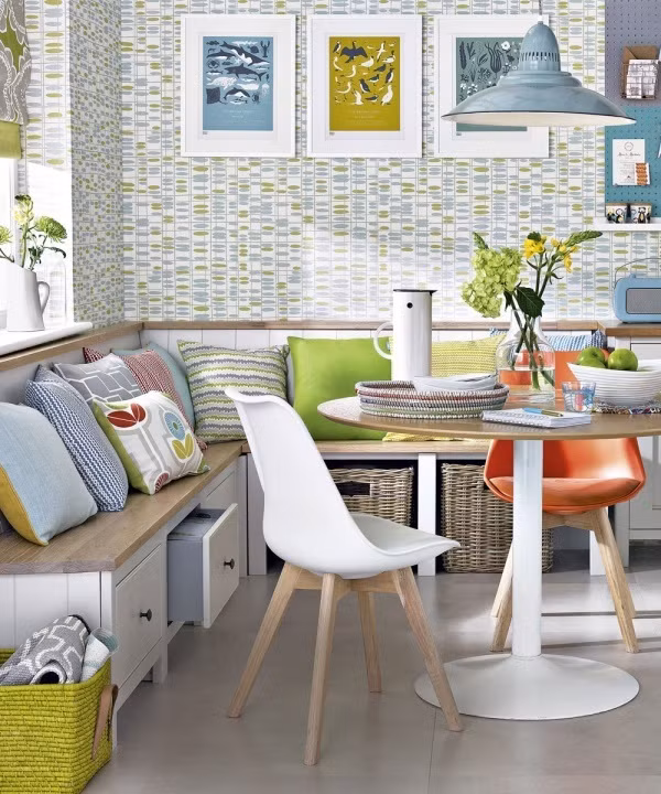 Khoảng diện tích ngay cạnh cửa sổ sẽ là nơi tuyệt vời để bạn thiết kế thêm góc ăn sáng sinh động cho ngôi nhà của mình. Bạn có thể tạo nên vẻ đẹp mát mẻ, trong lành bằng cách chọn giấy dán tường để trang trí cho một phần tường, thêm điểm nhấn từ màu xanh lá để căn phòng thêm ấn tượng.