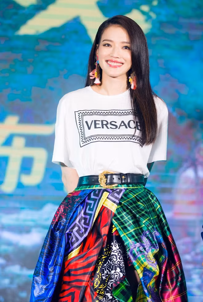 Ngoài đời thường, Thư Kỳ ít khi lạm dụng mỹ phẩm. Cô thích ra phố với những bộ trang phục năng động, đơn giản, trẻ trung.