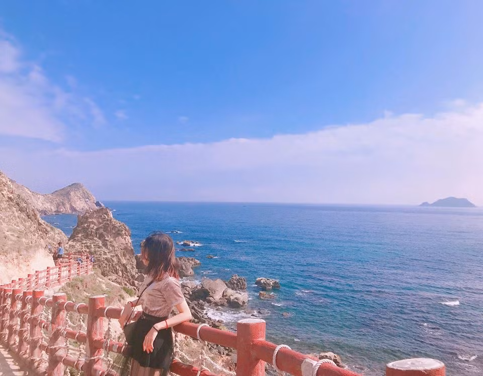 Thời điểm đẹp nhất để đến Eo Gió là từ tháng 4 đến tháng 9, khi trời không có bão và lòng vịnh kín gió.