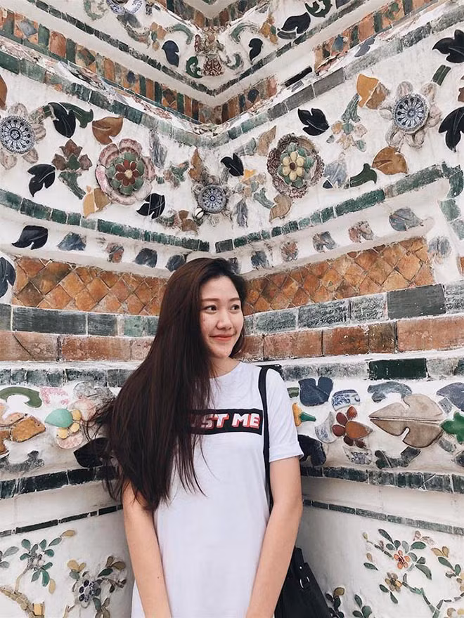 Huỳnh Ân (sinh năm 1999) là người gốc Hoa. Cô bạn sớm sở hữu chiều cao nổi bật khi còn là học sinh trường THPT Lê Quý Đôn.