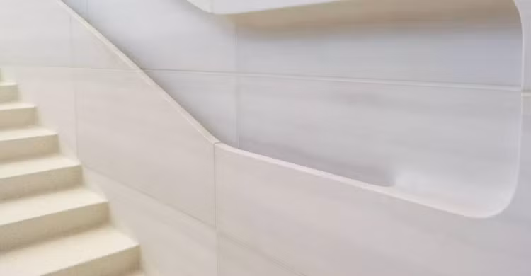 Tay vịn cầu thang được khắc trực tiếp bằng đá. Một điểm bất ngờ thú vị là phần lòng bàn tay bạn chạm vào để vịn, tiếp xúc sẽ được thiết kế nhám trong khi đó ở mặt bên trong, nơi những ngón tay bạn trượt khi di chuyển, lại được thiết kế mịn. Đây thực sự là một chi tiết cho thấy Apple tỉ mỉ đến mức nào với công trình này.