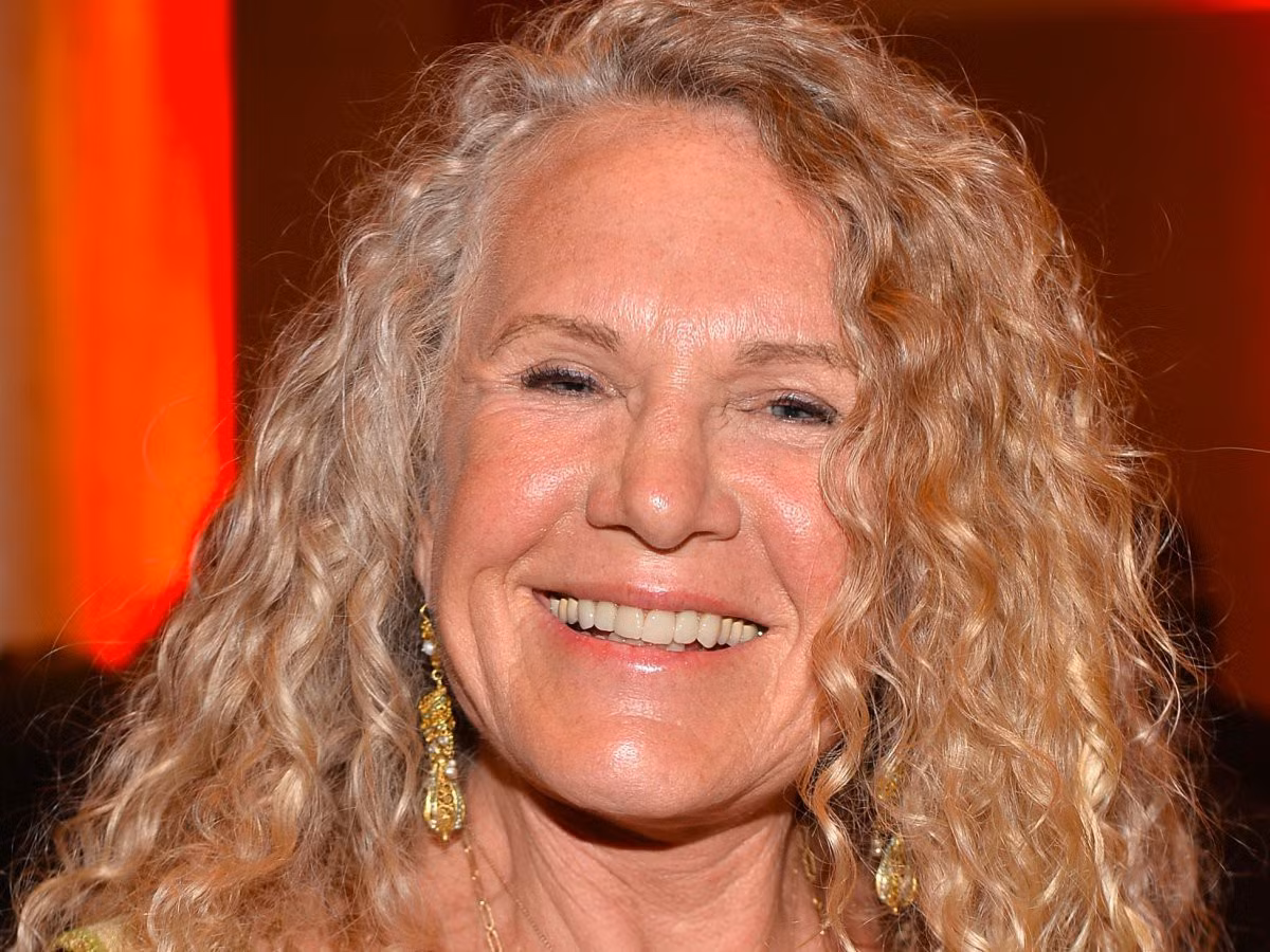 9. Christy Walton – Tài sản ròng: 7 tỷ USD Christy Walton được thừa kế khối tài sản trị giá 7 tỷ USD từ chồng John T. Walton – một trong các con trai của nhà sáng lập Wal-mart, sau khi ông qua đời trong một tai nạn máy bay vào năm 2005. Cũng giống như chị dâu Alice Walton, Christy Walton tham gia nhiều dự án từ thiện. Bà nằm trong ban giám đốc của quỹ Học bổng Trẻ em do chồng đồng sáng lập. Theo Forbes, con trai của bà - Lukas Walton, cũng được thừa kế một phần tài sản từ cha và là một trong 5 tỷ phú trẻ nhất tại Mỹ.