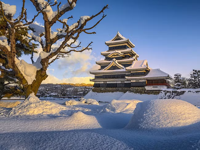 Lâu đài Matsumoto ở Matsumoto, Nhật Bản Lâu đài Matsumoto là một trong những lâu đài hiếm có của Nhật Bản được xây dựng trên một khu vực bằng phẳng chứ không phải là một ngọn đồi hoặc núi. Hãy đến vào mùa đông, khi những cây anh đào bao quanh lâu đài được phủ đầy tuyết khiến cho lâu đài mang vẻ đẹp lãng mạn trong không khí lạnh giá.