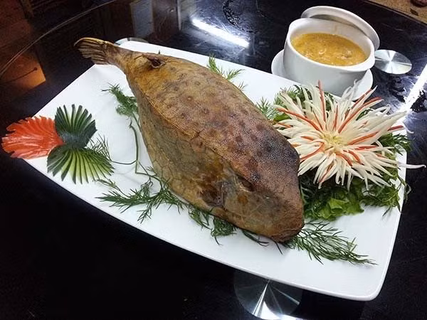 Cá bò hòm nướng được nhiều thực khách ưa thích hơn cả bởi giữ nguyên được hương vị của cá.