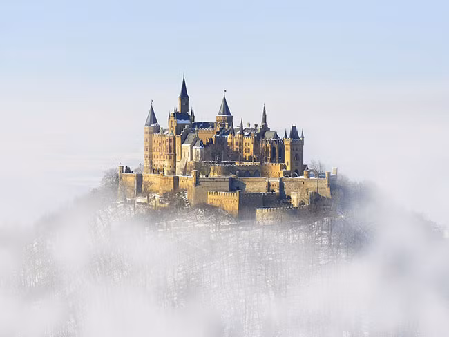 Lâu đài Hohenzollern ở Hohenzollern, Đức Nằm trên đỉnh một ngọn núi cao 235m thuộc dãy núi Swabian Alps, tòa lâu đài đẹp như tranh vẽ này không chỉ hút mắt du khách bởi phong cảnh làm nền xung quanh mà còn bởi đây là một di tích của kiến trúc quân sự thế kỷ 19, với rất nhiều tháp và pháo đài.