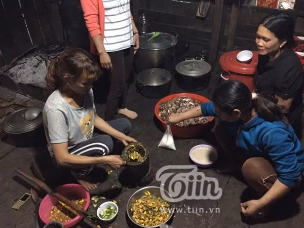Nguyên liệu chủ yếu lấy trong tự nhiên như cà đắng, lá tàu bay, lá bép, đọt mây, măng le, cá suối, thịt thú rừng nhưng nay rất khan hiếm, khó tìm. Cũng bởi thế, thịt heo đen (heo nuôi tự nhiên thả rông) được dùng để thay thế thịt rừng và có vị ngon không kém. Còn các loại rau, được người dân mang giống từ rừng về trồng trong rẫy hoặc vườn nhà, vì chúng ngày càng trở nên khan hiếm theo thời gian. Nguyên liệu chủ yếu lấy trong tự nhiên như cà đắng, lá tàu bay, lá bép, đọt mây, măng le, cá suối, thịt thú rừng nhưng nay rất khan hiếm, khó tìm. Cũng bởi thế, thịt heo đen (heo nuôi tự nhiên thả rông) được dùng để thay thế thịt rừng và có vị ngon không kém. Còn các loại rau, được người dân mang giống từ rừng về trồng trong rẫy hoặc vườn nhà, vì chúng ngày càng trở nên khan hiếm theo thời gian.