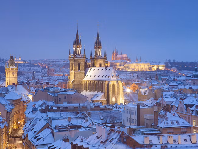 Lâu đài Hradcany ở Prague, Cộng hòa Séc Còn được gọi là lâu đài Praha, tổ hợp lâu đài này - một trong những tòa lâu đài lớn nhất trên thế giới. Được xây dựng từ thế kỷ thứ 9 và chứa đựng rất nhiều các kiệt tác cổ quý giá.