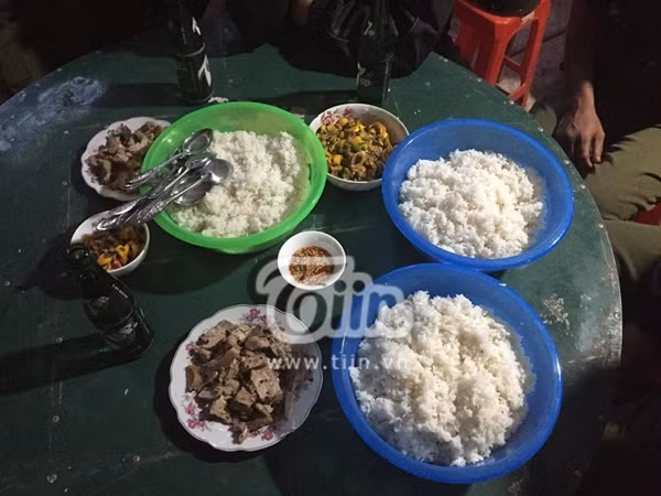 Bạn sẽ khó mà tin được đây mà một mâm tiệc đãi khách, bởi trông nó khá là đơn giản, tuy nhiên đây lại là những món ăn truyền thống của người dân tộc Êđê. Từ sáng sớm nhà H"Hen Niê đã tất bật mọi người chuẩn bị tiệc mời 300 bà con lối xóm đến nhà cô.