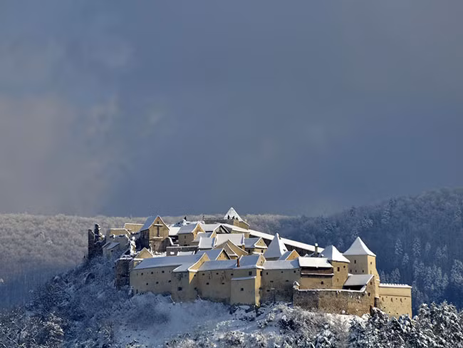 Lâu đài Rasnov ở Brasov, Romania Rasnov nằm cách thành phố không xa, lâu đài này từng là pháo đài từ năm 1331. Rasnov không chỉ được xây dựng cho mục đích quân sự mà còn bao gồm nhà ở, trường học và nhà nguyện, pháo đài được dự định là nơi ẩn náu trong một khoảng thời gian dài.