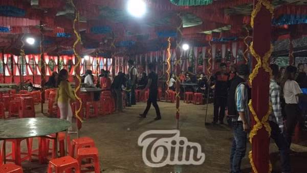 Chính vì vậy mà có lẽ rất nhiều người sẽ ngạc nhiên khi nhìn thấy hình ảnh mâm cỗ mà gia đình Tân hoa hậu Hoàn vũ đãi khách: 3 bát cơm trắng to cùng vài món ăn bày biện đơn giản. Chính vì vậy mà có lẽ rất nhiều người sẽ ngạc nhiên khi nhìn thấy hình ảnh mâm cỗ mà gia đình Tân hoa hậu Hoàn vũ đãi khách: 3 bát cơm trắng to cùng vài món ăn bày biện đơn giản.