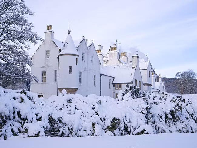 Lâu đài Blair ở Perthshire, Scotland Nép mình trên cao nguyên Scotland, tòa lâu đài này có niên đại từ những năm 1260. Di sản tuyệt đẹp này từng là nơi ở của vị vua thuộc bộ lạc Clan Murray (một tộc người ở Scotland).