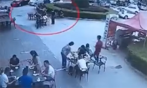 Thuc khach bi dau bep doi ca noi nuoc soi vao nguoi vi ly do la