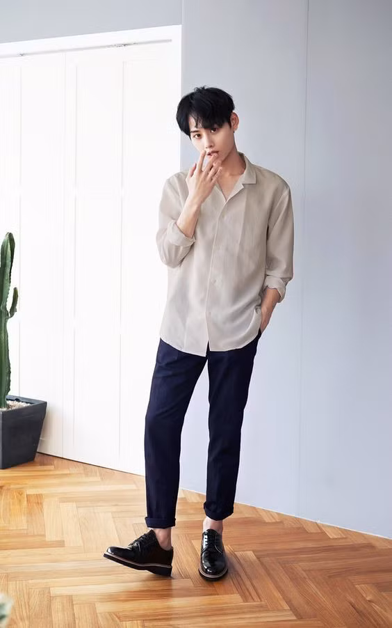 Aó sơ mi: Trào lưu diện áo sơ mi của sao nam Việt như Sơn Tùng, Chi Dân, Soobin Hoàng Sơn chính là từ kiểu áo của các chàng trai Hàn. Chiếc áo phom rộng rãi, chất vải sơ mi hoặc linen chuẩn "soái ca" là bí quyết chọn áo cho mùa Xuân Hè này.