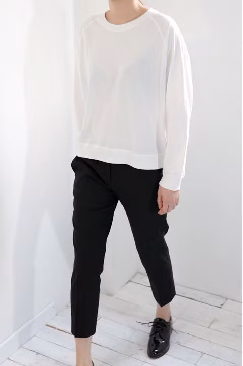 Quần tây ngắn cho phép quý ông dễ dàng diện những kiểu giày hiện đại như Oxford, giày mọi hay sandals. Tuy là quần tây nhưng thiết kế này lại phóng khoáng, chất theo phong cách thời trang đường phố.
