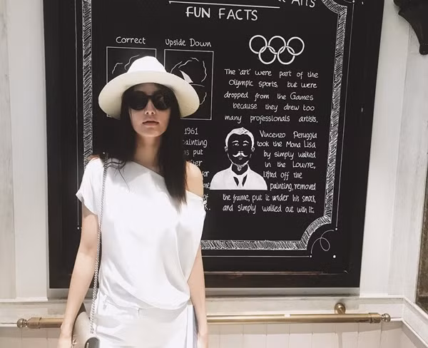 Diễm My 9x chọn cho mình một chiếc váy trắng đơn giản để đi chơi. Cô viết: “Hãy thêm một chút giá trị và hạnh phúc vào cuộc sống của bạn mỗi ngày. Cuộc đời rất ngắn ngủi và không có thời gian để lo nghĩ".