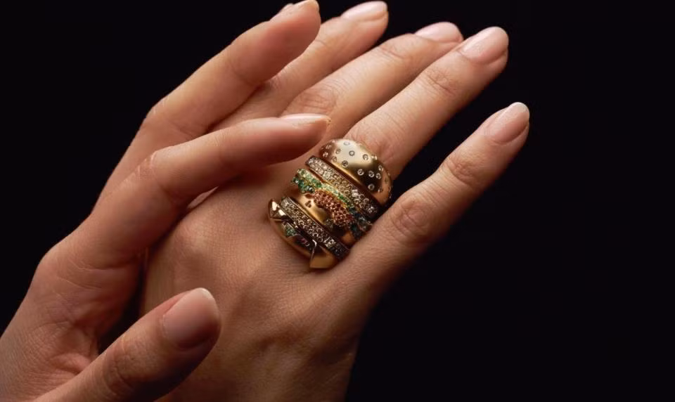 Chiếc nhẫn kim cương vàng 18K hình hamburger, giá 12.500 USD (284 triệu đồng).