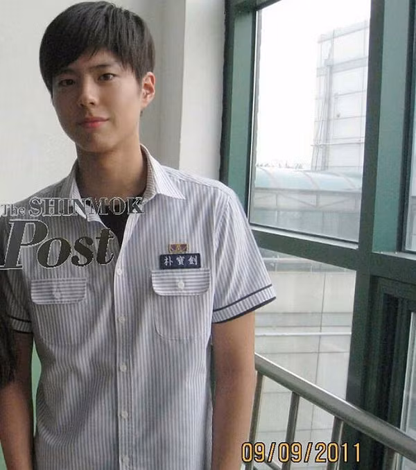 Năm lớp 11, khi gia đình gặp khó khăn về kinh tế, Park Bo Gum đã gửi một bản ghi hình anh hát và chơi piano đến các công ty giải trí và nhận được một số lời đề nghị. Anh đã trở thành thực tập sinh cho vai trò ca sĩ tại Sidus HQ. Sau đó, theo gợi ý của công ty, mỹ nam họ Park đã chuyển hướng sang làm diễn viên.