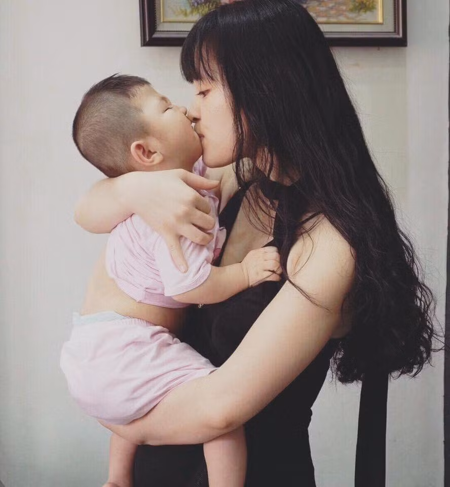 Nhận nuôi bé Yến Nhi từ khi chưa lập gia đình, Thanh Tâm khiến nhiều người khâm phục.