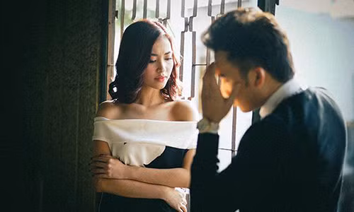 Anh đã lãng mạn, giờ còn lãng mạn hơn. Đã chiều vợ, giờ còn chiều vợ hơn. Anh luôn biết tìm cách gây bất ngờ cho vợ, khiến tôi cảm thấy hạnh phúc vô cùng. (ảnh minh họa) Anh đã lãng mạn, giờ còn lãng mạn hơn. Đã chiều vợ, giờ còn chiều vợ hơn. Anh luôn biết tìm cách gây bất ngờ cho vợ, khiến tôi cảm thấy hạnh phúc vô cùng. (ảnh minh họa)