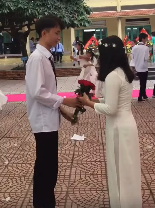 To tinh trong ngay khai giang, nam sinh nhan ket ngot ngao