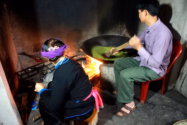 Rang thóc nếp trên bếp củi.
